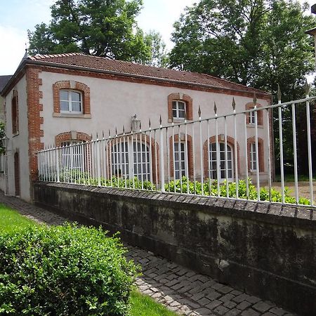 Chateau Mesny Gite Au Fil Des Pages Vic-sur-Seille Exterior foto