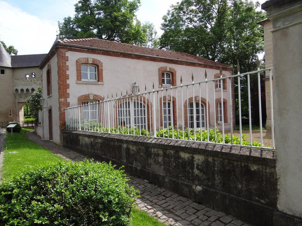 Chateau Mesny Gite Au Fil Des Pages Vic-sur-Seille Exterior foto